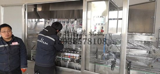 技術(shù)人員調(diào)試罐裝生產(chǎn)線